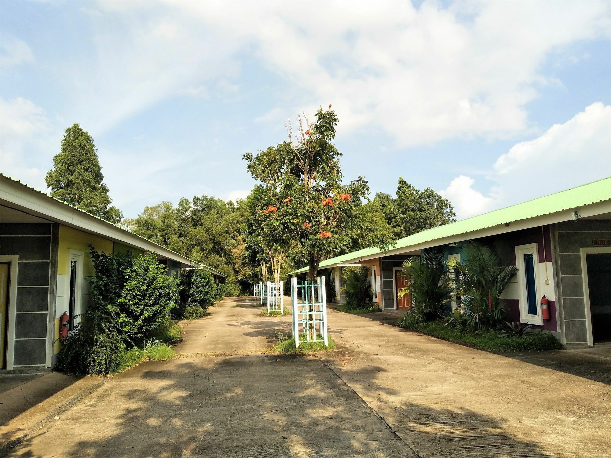 The Colour Hotel Si Maha Phot Exterior photo